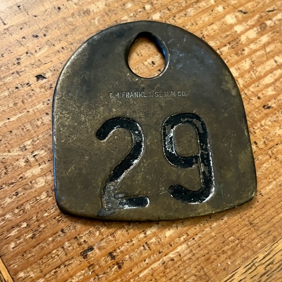 O.M. FRANKLIN SERUM CO. BRASS COW CATTLE TAG #29 VINTAGE VETERINARIAN - Picture 1 of 3